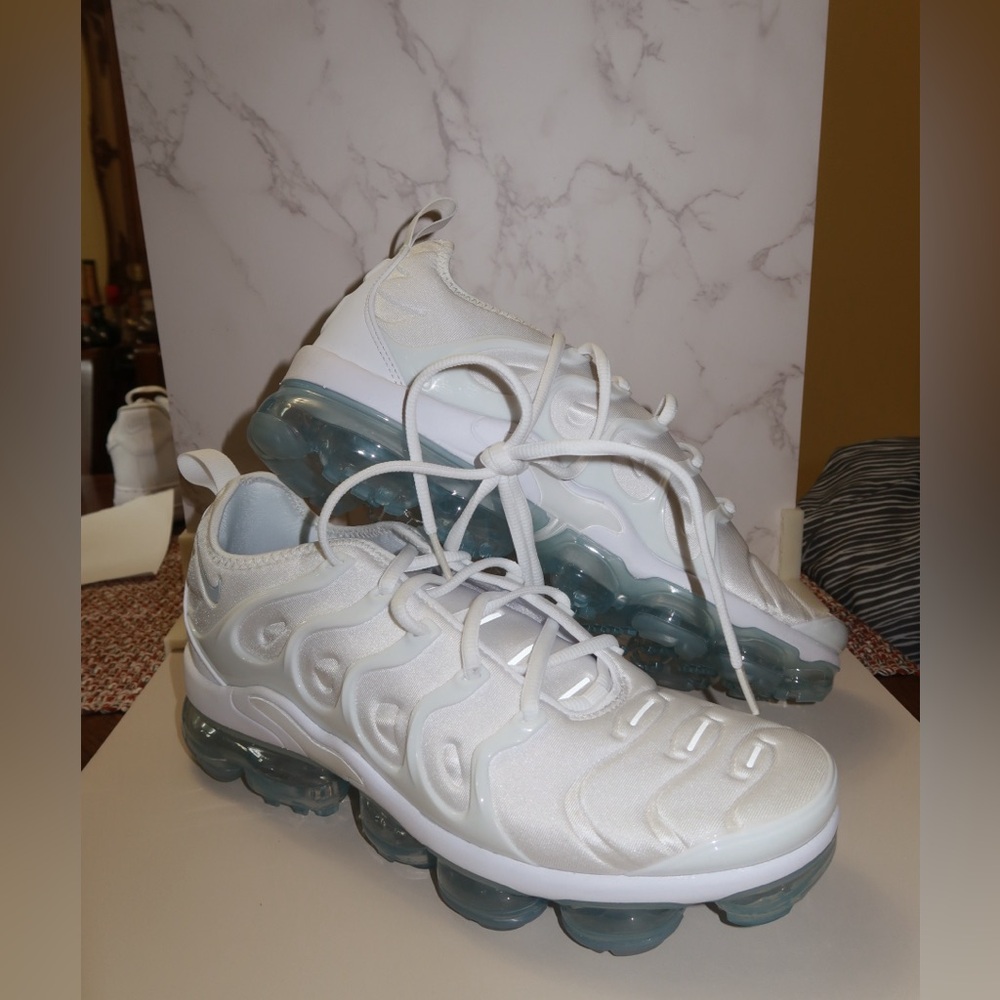 NIKE AIR VAPORMAX PLUS